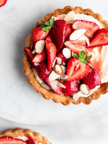 strawberry tart with almonds